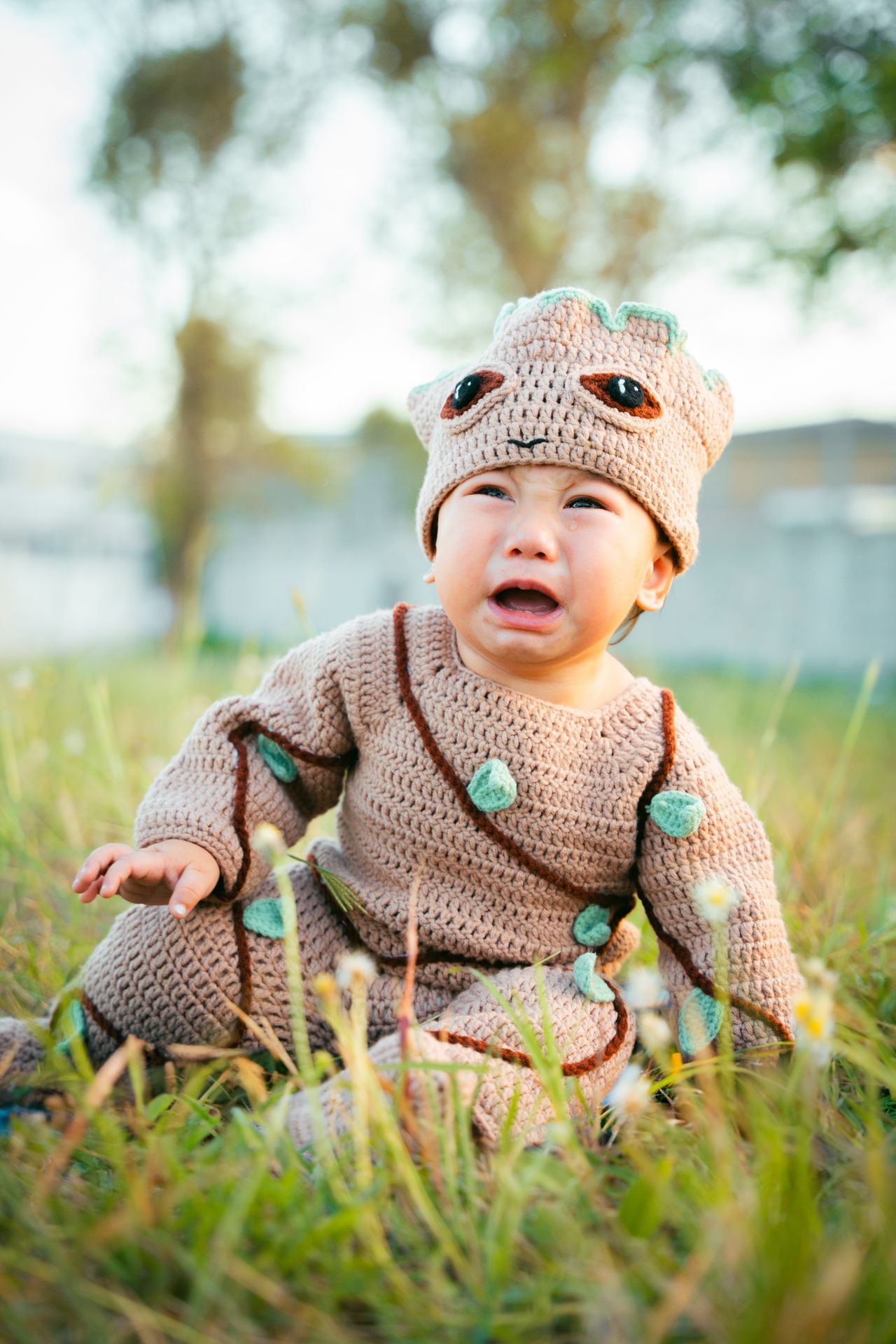 Bé sốt xong tự nhiên không đi được, có phải bị liệt không?