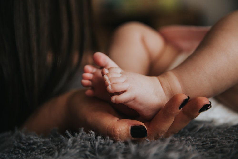 Thoát vị bẹn ở trẻ có tự hết không hay bắt buộc phải phẫu thuật?