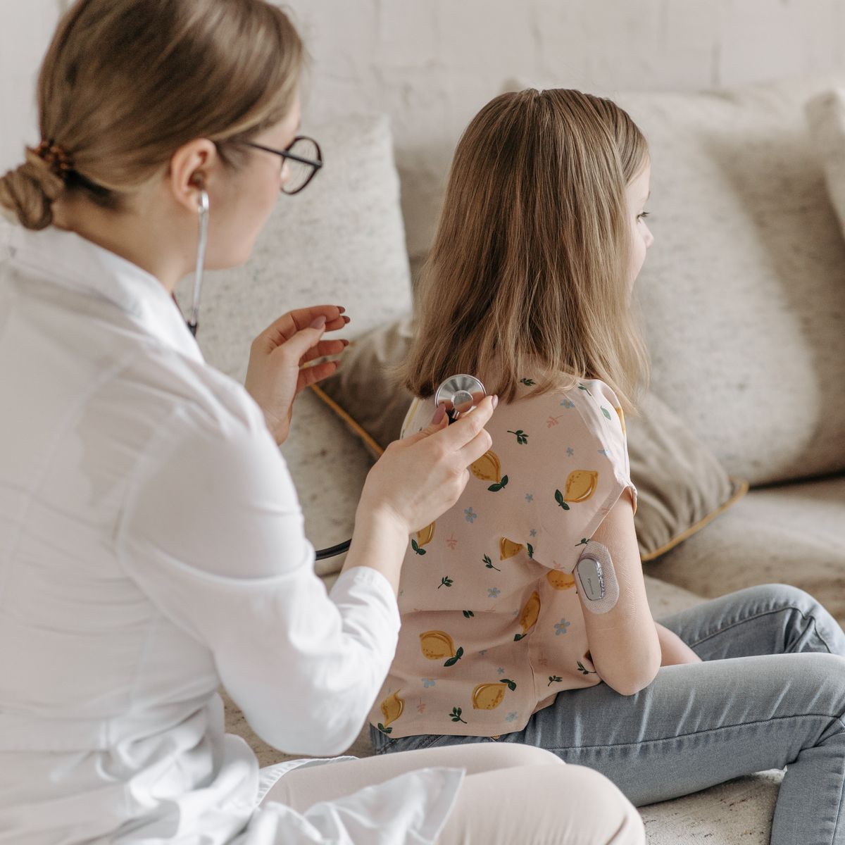 Trẻ bị tay chân miệng có cần cách ly không? Bao lâu bé có thể đi học lại?