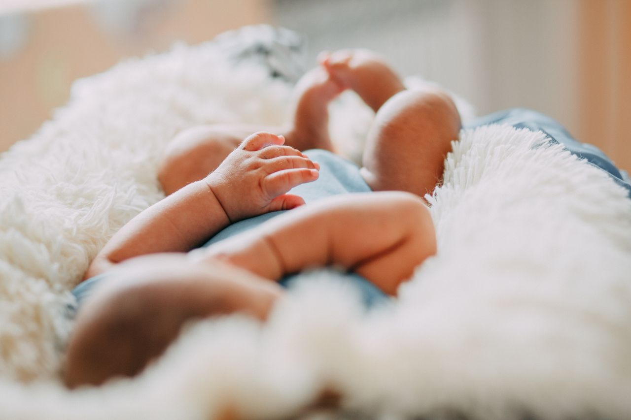 Tinh hoàn ẩn ở trẻ có tự xuống được không? Nên chờ đến bao nhiêu tháng tuổi?