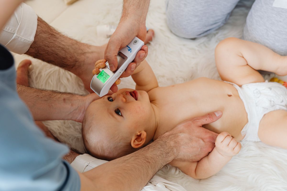 Nhiệt kế hồng ngoại đo trán không chạm cho bé